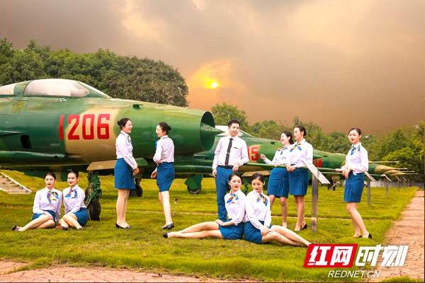 長沙航空職業(yè)技術(shù)學(xué)院空中乘務(wù)專業(yè)學(xué)生風(fēng)采.JPG